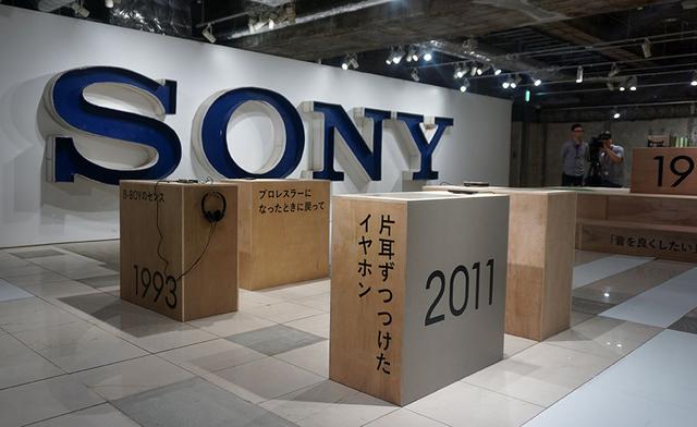 画像: 地下2Fの「My Story, My Walkman」コーナー。年代の書かれたステージの上にその年に発売されたウォークマンがセットされ、音を聴くことが出来る。また当時その製品を使っていた著名人のコメントも書かれている