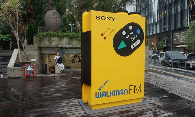 画像: Ginza Sony Parkの入り口には高さ2.5mの「Big Walkman」を設置。絶好の撮影ポイントになるはず