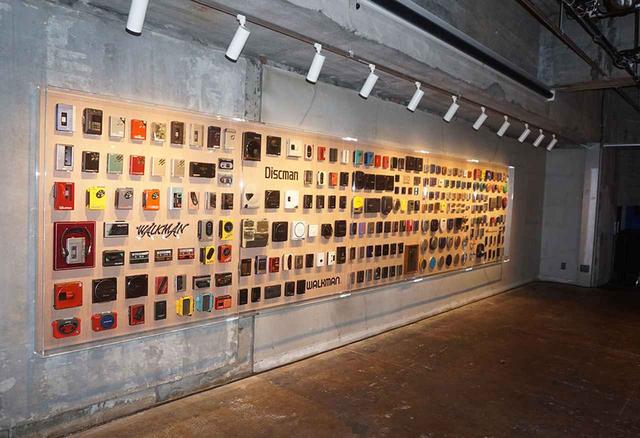 画像: 237台のウォークマンがずらりと並ぶ「Walkman Wall」