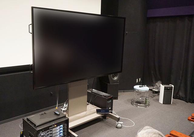 画像: 「ゼロ グラビティ」試写会の様子。8K液晶モニターを使って全編が上映された