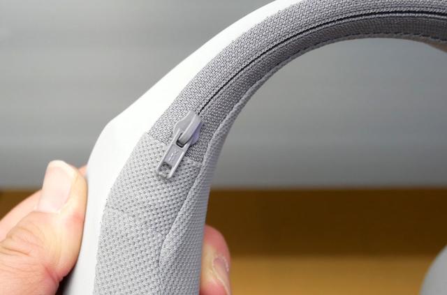 画像: チャックの引手部分を収納するポケットもデザインされている