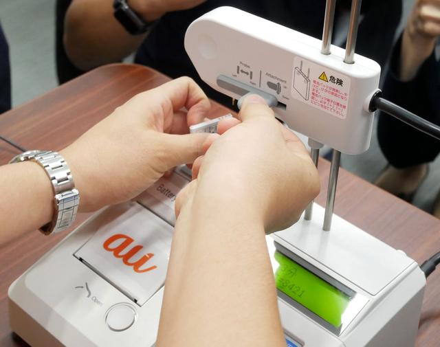 画像: 専用チェッカーにセット。強制充電を行なう