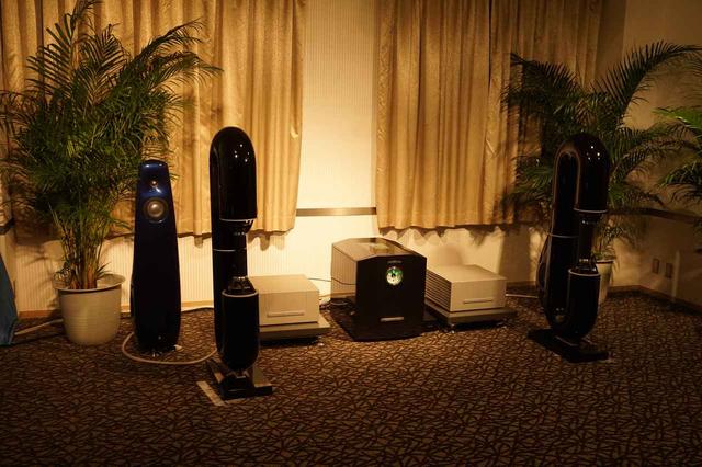 画像: 内側に写る筒状のスピーカーシステムがBayz Audioの「Courante」。独自のBRSドライバーを搭載した無指向性型だ。その奥に見えるのはVIVID Audioの「Kaya 45」