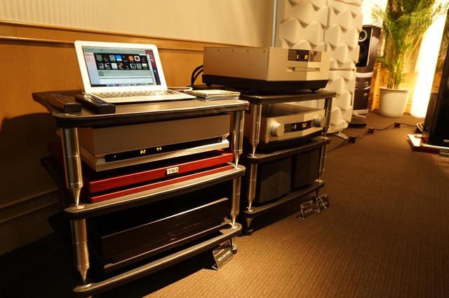 画像: 写真左側のラックの中段に収まるD/Aコンバーター「TAD-DA1000」は、最大でPCM384kHz/32bit、DSD5.6MHzに対応
