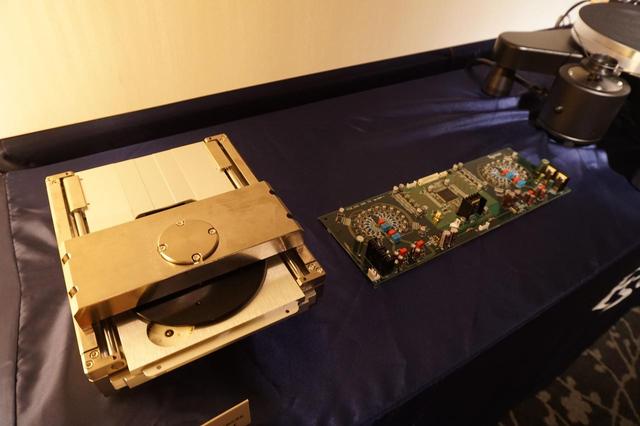 画像: 写真左が重量13.5KgにもおよぶSACD/CDメカエンジン「VRDS-ATLAS」、写真右が「マスターサウンドディスクリートDAC」基板