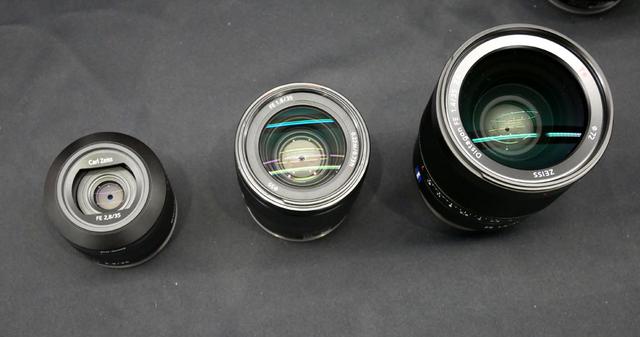 画像: 中央が新製品の「FE35mm F1.8」。右が「SEL35F14Z」
