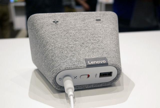 画像: Lenovo Smart Clockの背面。マイクミュートボタンと、スマートホンなどの充電用USB端子を装備する