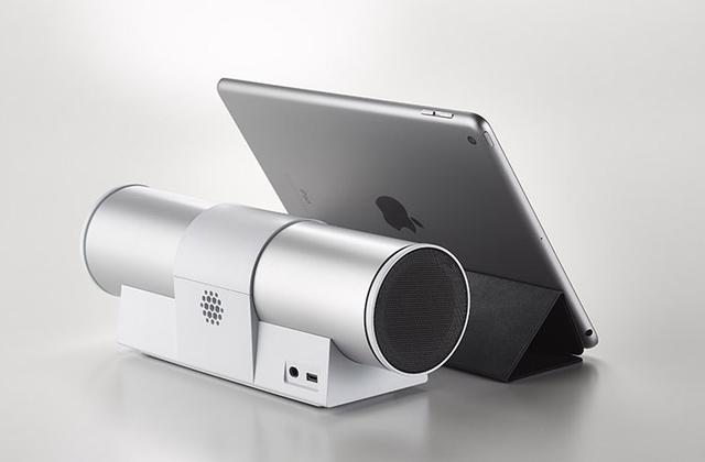 画像: ▲写真のように、10.5インチのiPad Airなどと組み合わせることで超コンパクトなパーソナルシアターを楽しむことも可能だ