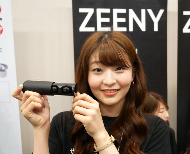 画像: ▲ZEENYの完全ワイヤレスイヤホン「ZEENY TWS」は、スマホ用の専用アプリと組み合わせて使うことで、メッセージを読み上げてくれるという便利機能を持つが、順次アップデートを行なうことで安定性や機能が向上していくという