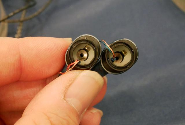 画像: ▲HDSS搭載モデルを分解したもの。中央に見える金属のすり鉢のようなものがETLモジュール。数を増やすと音質(音場感)も変わり、デモでは、HDSS非搭載、HDSS搭載(ETL1個)、HDSS搭載(ETL2個)の聴き比べが体験できる
