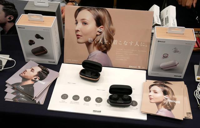 画像: ▲デザインやファッション性を前面に打ち出した完全ワイヤレスイヤホン「MXH-BTW1000」。振動板にPEN(ポリエチレンナフタレート)素材を採用したのが特徴で、軽量で強度が高いことから、クリアーなサウンドが楽しめるという