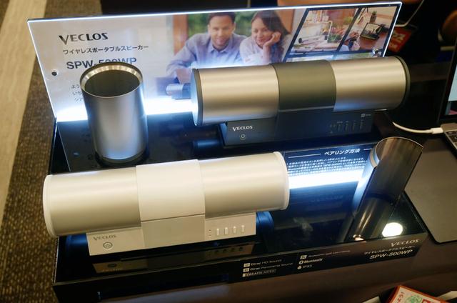 画像: ▲サーモスが展開するVECLOSブースでは、発表ほやほやの新製品「SPW-500WP」を展示。タブレットやノートパソコンの背面に置くだけで、臨場感豊かなサウンドが楽しめるパワードスピーカーだ