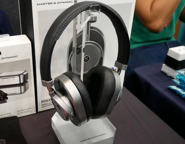 画像: ▲同ブランド初というノイズキャンセリング機能付きのワイヤレスヘッドホン「NW65」を展示。ノイズキャンセルは2マイク仕様で、効率的にノイキャンしてくれるそう。振動板にはベリリウム素材を用いた40mm径品を搭載しているという。内蔵バッテリーは約24時間の再生が可能で、コーデックはaptXをサポートする(AACは非対応)。価格は6万円ほどで、7月末~8月に発売予定