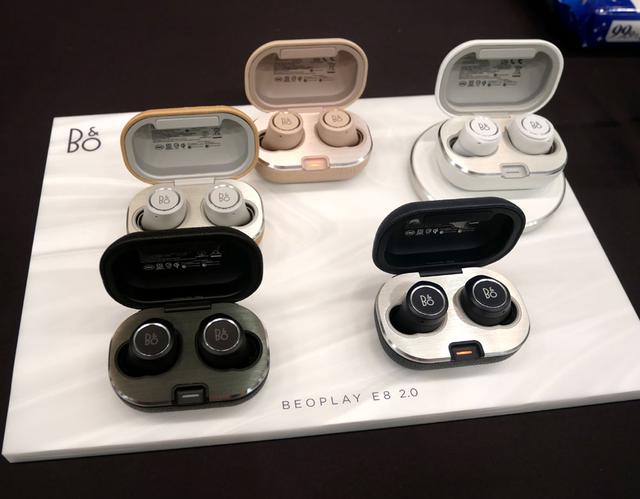 画像: ▲B&Oブースでは、今春発売の完全ワイヤレスイヤホン「BEOPLAY E8 2.0」を各色展示。右上にはQi規格のワイヤレス充電器もあった