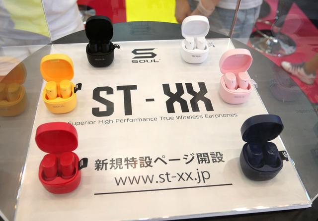 画像: ▲SOULブランドの完全ワイヤレスイヤホン「ST-XX」(¥6,980+税)をメインに展示