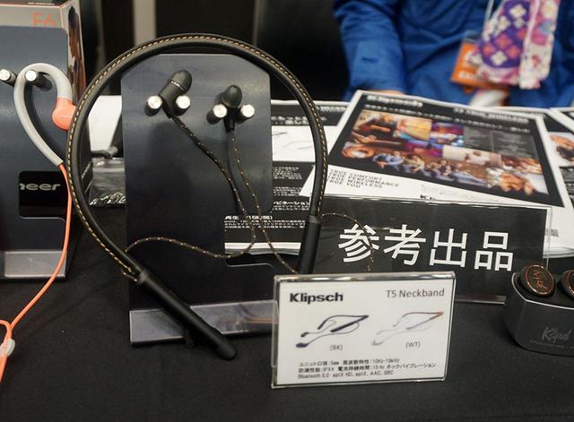 画像: ワイヤレスヘッドセットの「T5 NECKBAND」。バンド部分は天然のラム皮が使われている