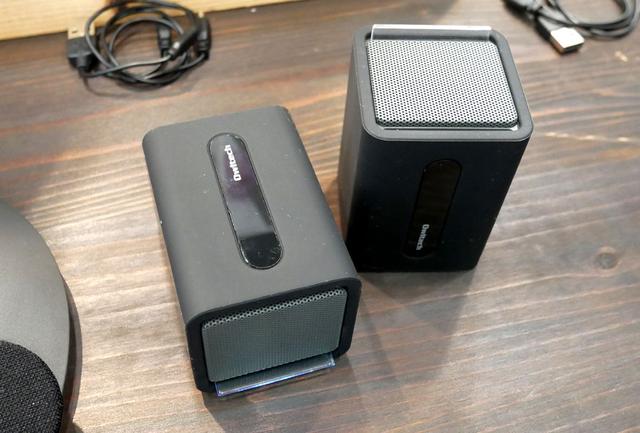 画像: ▲ワイヤレススピーカー「OWL-BTSP09」(¥7,500前後)。使わない時は一本バーのようにくっつけておくことができる。本体を離すと自動的に電源が入り、ペアリングモードになる便利仕様