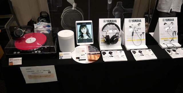 画像: ▲ヤマハブースでは、ワイヤレスで楽しむをコンセプトにした展示を展開。Bluetooth送信機能を搭載したアナログプレーヤー「MUSICCAST VINYL 500」とワイヤレスヘッドホン「HPH-W300」、あるいはネットワークストリーミングスピーカー「MUSICCAST 20」を組み合わせて、ケーブルレスで音楽を楽しむというライフスタイル提案をしていた