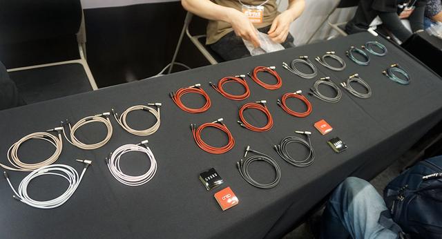 画像: テーブルには様々な種類のケーブルが並んでいるが、この他にも展示しきれていない製品が準備してあり、試聴したい内容をリクエストすると最適なケーブルを選んでくれる