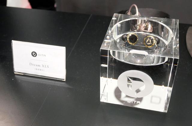 画像: ▲DITAブースでは、次期フラッグシップモデルとなる「Dream XLS」を参考展示。新開発のドライバーに、チタン筐体を組み合わせた豪華な仕様。盛夏~晩夏のころに発売の見込みで、予価は¥250,000前後とか