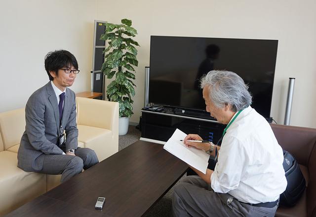 画像: 渋谷のNHKにお邪魔して、坂本さんにインタビューを実施。麻倉さんとおふたりで、映画談義で盛り上がっていた