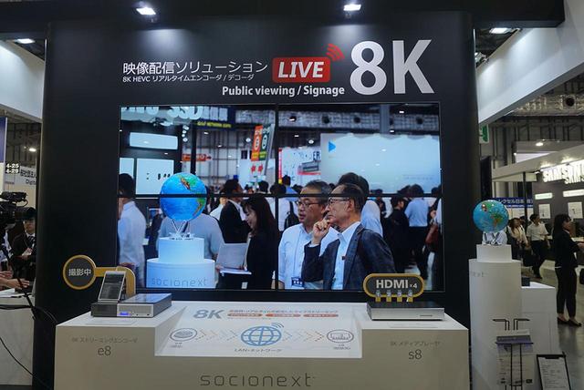 画像: 8K映像のライブストリーミングのデモ。8Kカメラで撮影した映像をリアルタイムでHEVC圧縮・解凍してディスプレイに映し出していた