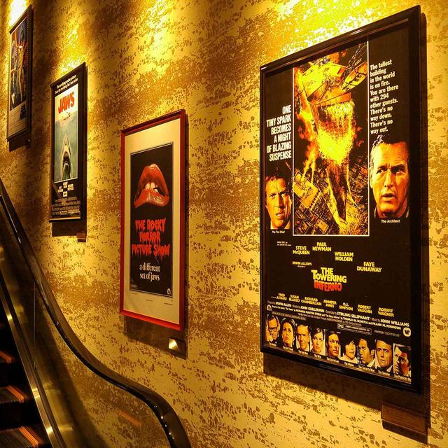 画像: エスカレーターの壁面には名作映画のポスターを陳列。これは映画ファンには嬉しい