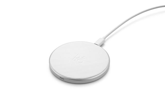 画像: Qi規格に対応したワイヤレス充電器「Beoplay Charging pad」