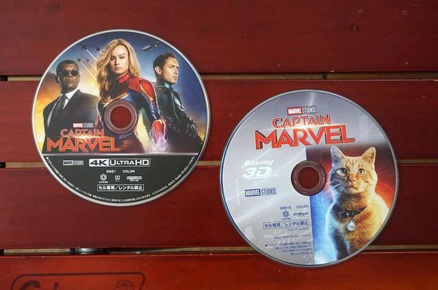 画像: 今回視聴した『キャプテン・マーベル』のUHDブルーレイ(左)とブルーレイ3D(右)
