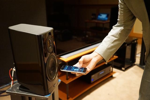 画像: スピーカーはこんな感じで測定する。エラックではサブウーファーからこうした方式のオートセットアップ機能を搭載しており、動作も着実に洗練している印象だ