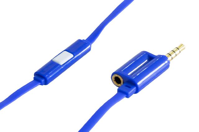 画像: Connectは、ケーブル途中に1ボタン式のリモコンを装備。プラグ部分は2モデル共通で、3.5mmステレオミニのメスを備えており、ヘッドホンを追加して音楽をシェアできる