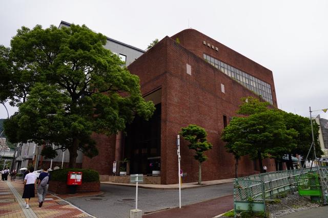 画像: 会場は長崎新聞文化ホール・アストピア。長崎電気軌道1号系統(路面電車)の茂里町駅前にあります!