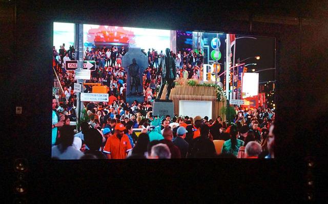 画像: 120インチスクリーンに投写された8K/e-shift映像。ネイティブの8Kをサーバーから再生していた模様