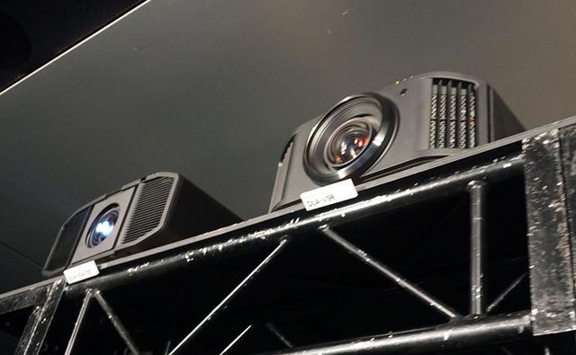 画像: 左が「DLA-VS4700」で、右は「DLA-V9R」。「DLA-VS4700」は市場想定価格1000万円前後とか