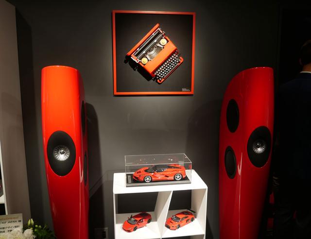 画像: エントランスには「Blade」が展示され、その本体カラーにインスパイアされた製品も一緒に楽しめるよう配置されていた