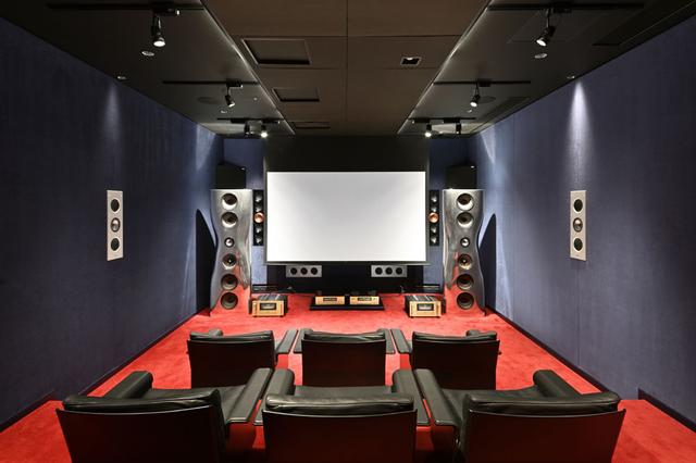 画像: KEF Music Laboratoryの内部の模様(130インチのスクリーンを下した状態)