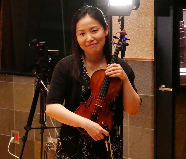 画像: ヴァイオリン奏者の米元響子氏。楽器は1727年製ストラディバリウスだ