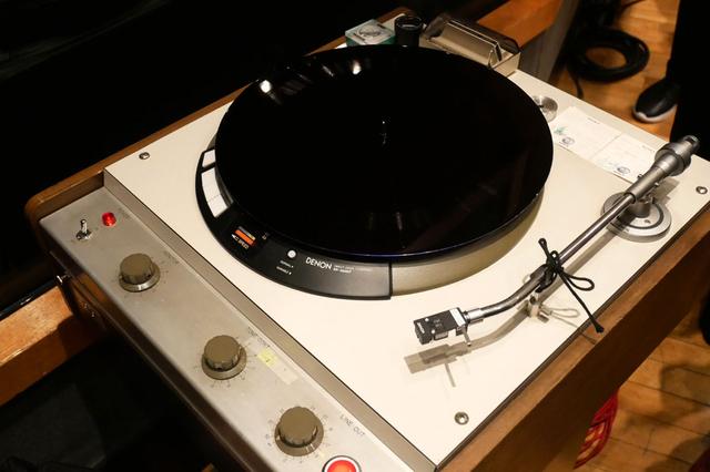 画像: 辻本氏の演奏をダイレクト・カッティングした盤。会見場(スタジオ)で再生していた