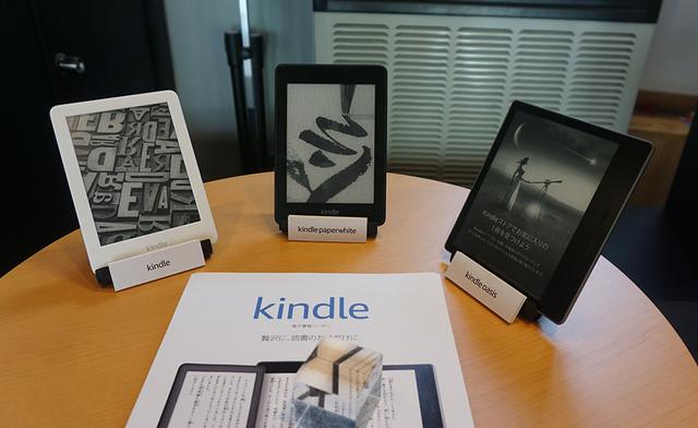 画像: 3種類のkindleが展示されている