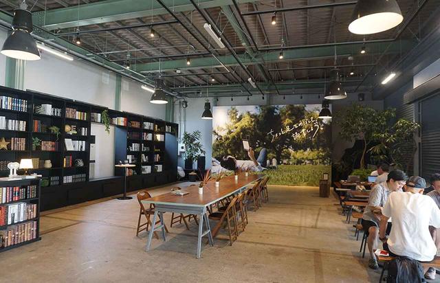 画像: SHARE GREEN MINAMIAOYAMAの店内には多くの紙の書籍も並べられている