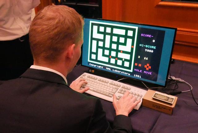 画像: 会見後ゲームに興じるデビット社長