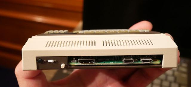画像: 「PasocomMini PC-8001」の背面。左がミニHDMI。中央がキーボード用のマイクロUSB。右は給電用のマイクロUSB(電源別売)