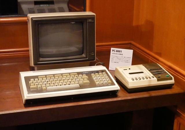 画像: 日本初の本格的パーソナルコンピューター「PC-8001」。記録媒体はカセットテープ