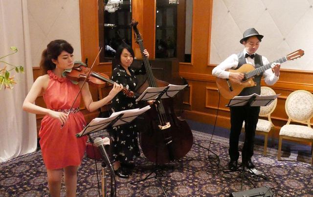 画像: 会見後の懇親会では、生演奏も