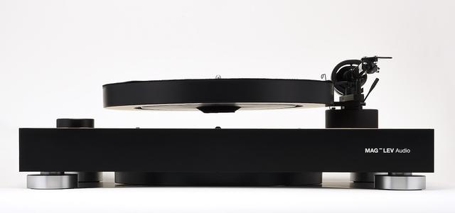 画像: プラッターが宙に浮いた状態。プラッターはABS樹脂とグラスファイバー製でマグネットを内蔵、本体内に設置された6個のマグネティックコイルとの反発力で中空に浮遊させる。この回転軸を持たないプラッターを、マグネティックコイルのオン/オフで回転力を得るマグネティックコイル・ドライブで駆動する。