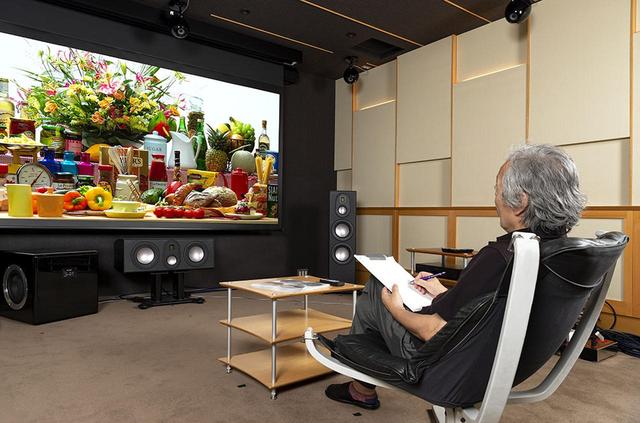 画像: 取材はStereoSound ONLINE視聴室の120インチスクリーンと組み合わせて行なった。再生機はパナソニックのUHDブルーレイプレーヤー「DP-UB9000」と4Kチューナー内蔵HDDレコーダー「DMR-SUZ2060」を使っている