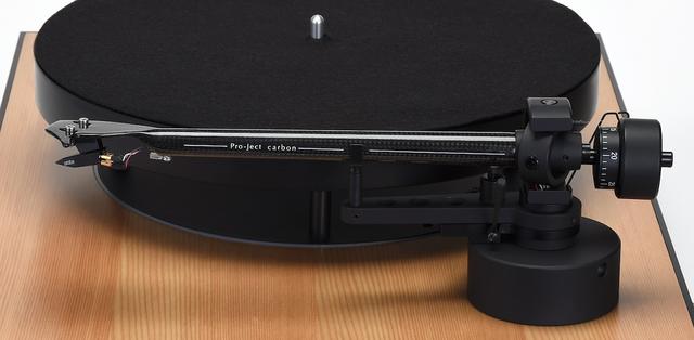 画像: トーンアームにはプロジェクト社のカーボンファイバー製ストレート型9ccを搭載。ヘッドシェル一体型で、付属のカウンターウェイトで6~10gのカートリッジに対応可能。