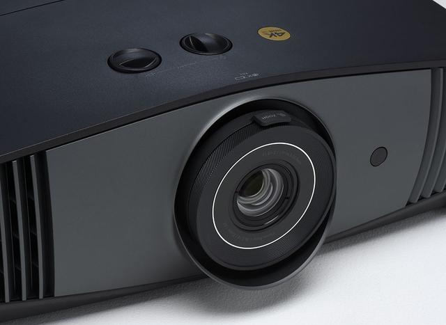 画像: 「HT5550」一番の特徴は、DLPプロジェクターの中ではレンズシフトの可動範囲が広い点にある。通常は床置きされることが多いDLPだが、HT5550なら棚乗せや天吊設置もまったく問題ない。今回の取材も、視聴位置後ろのラックに載せて使っている