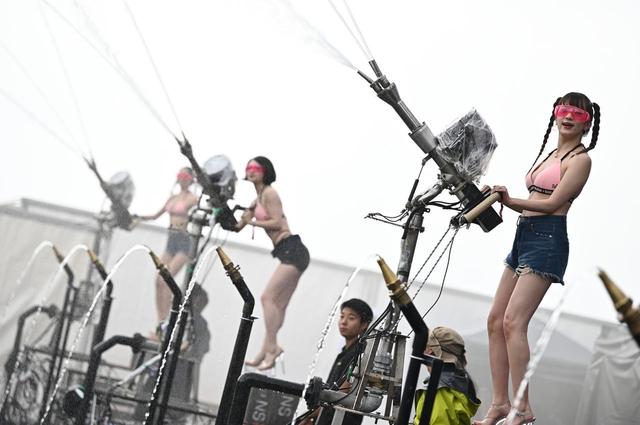 画像: 放水部隊による散水も、本国同等のパフォーマンスで会場を沸かせる