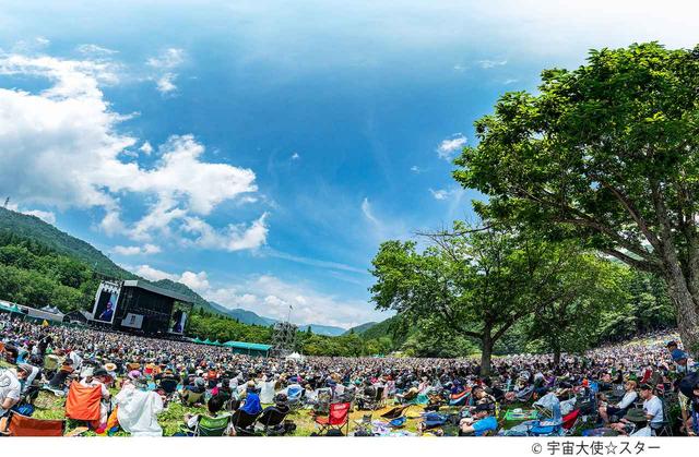 画像: 雨が降るのも「フジロック」、とはいえども、2日目の豪雨には辟易とした方も多いのでは……。写真はメインステージの「GREEN STAGE」の様子。初日と3日目は実に過ごしやすかった